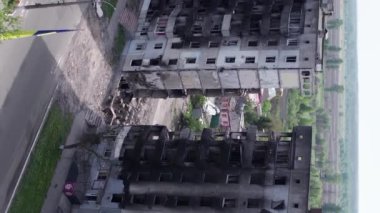 Bu borsa dikey videosu Ukrayna 'daki savaş sonrasını gösteriyor. Borodyanka' da yıkılan bir yerleşim yeri.