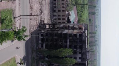 Bu borsa dikey videosu Ukrayna 'daki savaş sonrasını gösteriyor. Borodyanka' da yıkılan bir yerleşim yeri.