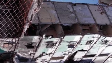 Bu borsa dikey videosu Ukrayna 'daki savaş sonrasını gösteriyor. Borodyanka' da yıkılan bir yerleşim yeri.