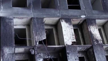 Bu borsa dikey videosu Ukrayna 'daki savaş sonrasını gösteriyor. Borodyanka' da yıkılan bir yerleşim yeri.