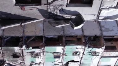 Bu borsa dikey videosu Ukrayna 'daki savaş sonrasını gösteriyor. Borodyanka' da yıkılan bir yerleşim yeri.