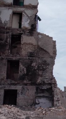 Bu borsa dikey videosu Ukrayna 'daki savaş sonrasını gösteriyor. Borodyanka' da yıkılan bir yerleşim yeri.