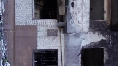 Bu borsa dikey videosu Ukrayna 'daki savaş sonrasını gösteriyor. Borodyanka' da yıkılan bir yerleşim yeri.