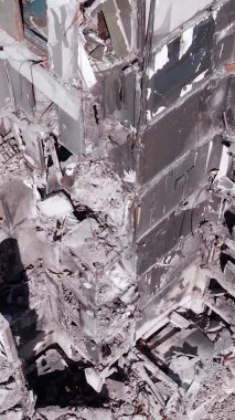 Bu borsa dikey videosu Ukrayna 'daki savaş sonrasını gösteriyor. Borodyanka' da yıkılan bir yerleşim yeri.