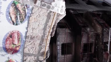 Bu borsa dikey videosu Ukrayna 'daki savaş sonrasını gösteriyor. Borodyanka' da yıkılan bir yerleşim yeri.