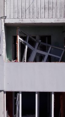 Bu borsa dikey videosu Ukrayna 'daki savaş sonrasını gösteriyor. Borodyanka' da yıkılan bir yerleşim yeri.