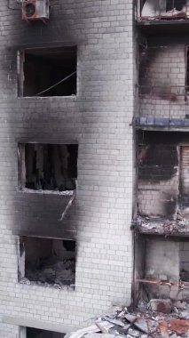 Bu borsa dikey videosu Ukrayna 'daki savaş sonrasını gösteriyor. Borodyanka' da yıkılan bir yerleşim yeri.
