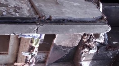 Bu borsa dikey videosu Ukrayna 'daki savaş sonrasını gösteriyor. Borodyanka' da yıkılan bir yerleşim yeri.