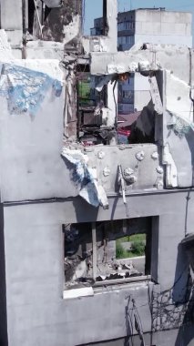 Bu borsa dikey videosu Ukrayna 'daki savaş sonrasını gösteriyor. Borodyanka' da yıkılan bir yerleşim yeri.