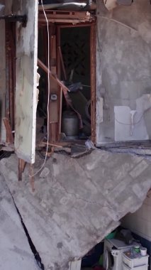 Bu borsa dikey videosu Ukrayna 'daki savaş sonrasını gösteriyor. Borodyanka' da yıkılan bir yerleşim yeri.