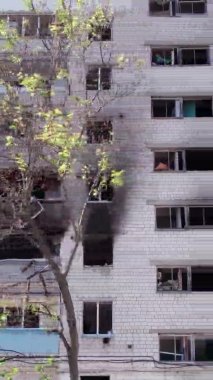 Bu borsa dikey videosu Ukrayna 'daki savaş sonrasını gösteriyor. Borodyanka' da yıkılan bir yerleşim yeri.