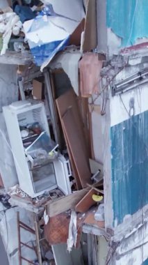 Bu borsa dikey videosu Ukrayna 'daki savaş sonrasını gösteriyor. Borodyanka' da yıkılan bir yerleşim yeri.