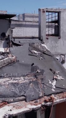 Bu borsa dikey videosu Ukrayna 'daki savaş sonrasını gösteriyor. Borodyanka' da yıkılan bir yerleşim yeri.