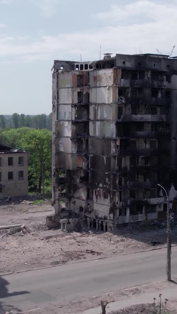 Denne Aktie Lodret Video Viser Eftervirkningerne Krigen Ukraine Ødelagt Beboelsesejendom – Stock-video