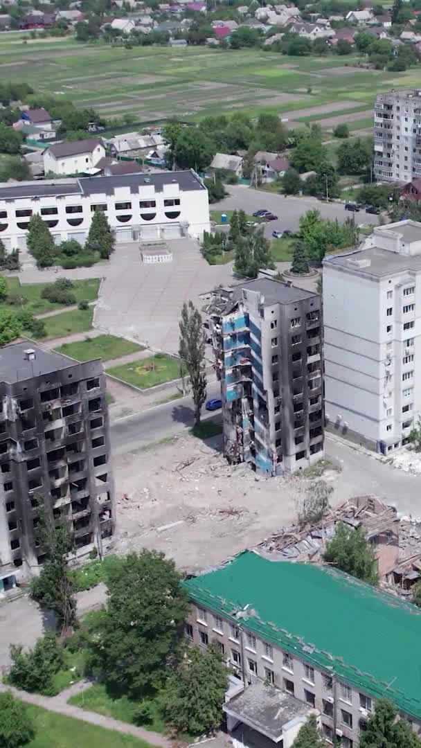 Este Vídeo Vertical Mostra Consequências Guerra Ucrânia Edifício Residencial Destruído — Vídeo de Stock