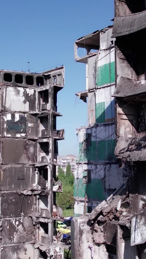 Este Vídeo Vertical Mostra Consequências Guerra Ucrânia Edifício Residencial Destruído — Vídeo de Stock