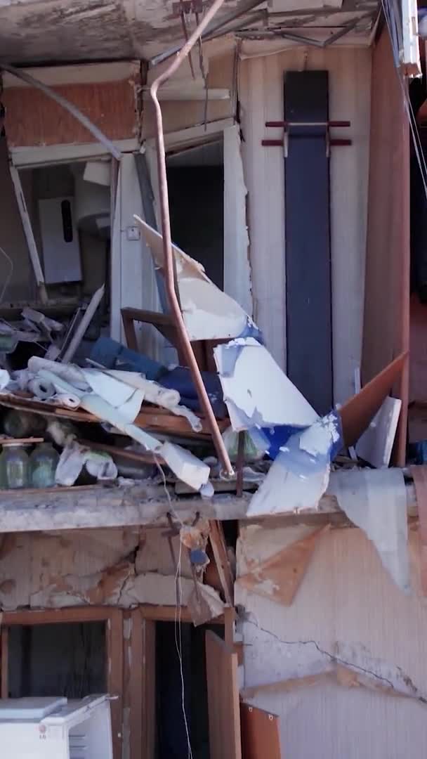 このストック垂直ビデオは ウクライナでの戦争の余波を示しています ボロディアンカの破壊された住宅ビル — ストック動画