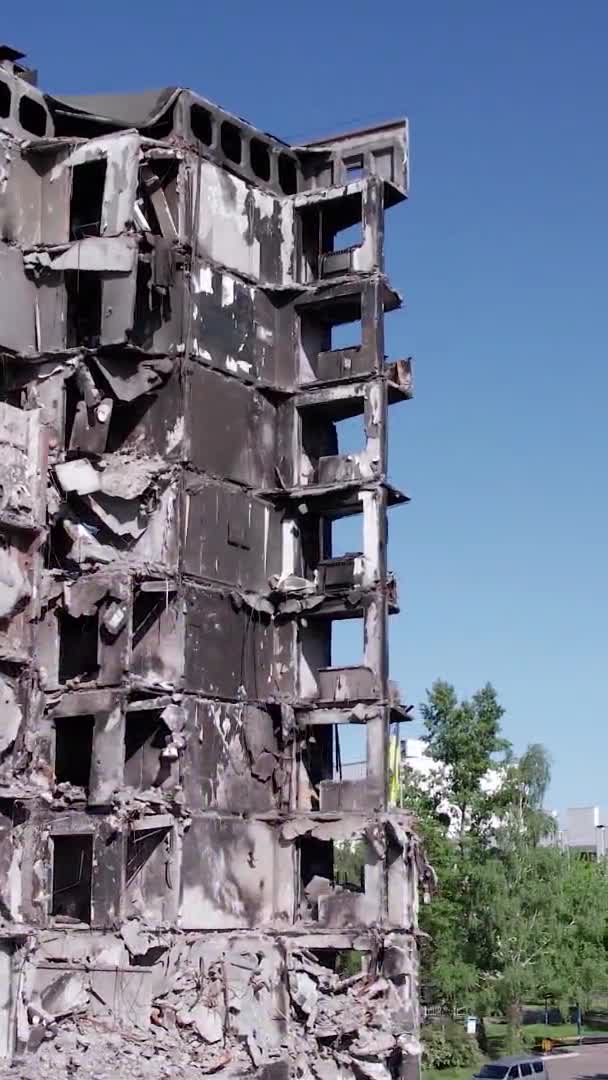 这盘股票的垂直录像显示了乌克兰战争的后果 博罗德扬卡一座被毁的住宅建筑 — 图库视频影像