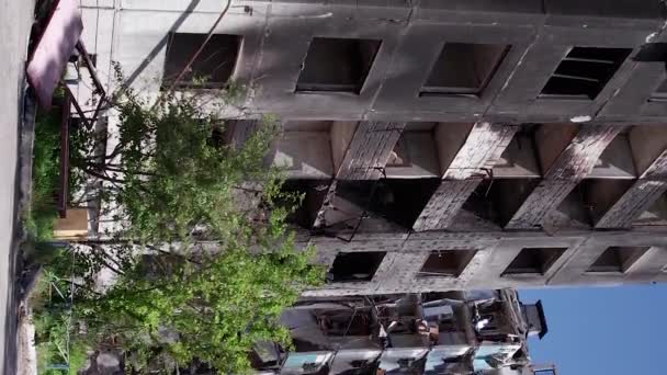 Este Video Vertical Muestra Las Secuelas Guerra Ucrania Edificio Residencial — Vídeos de Stock