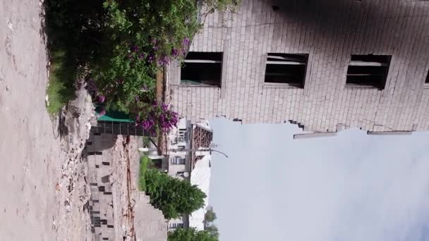 Denne Aktie Lodret Video Viser Eftervirkningerne Krigen Ukraine Ødelagt Beboelsesejendom – Stock-video
