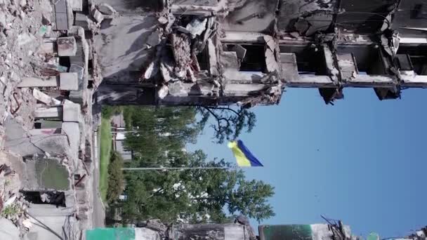 Este Vídeo Vertical Mostra Consequências Guerra Ucrânia Edifício Residencial Destruído — Vídeo de Stock