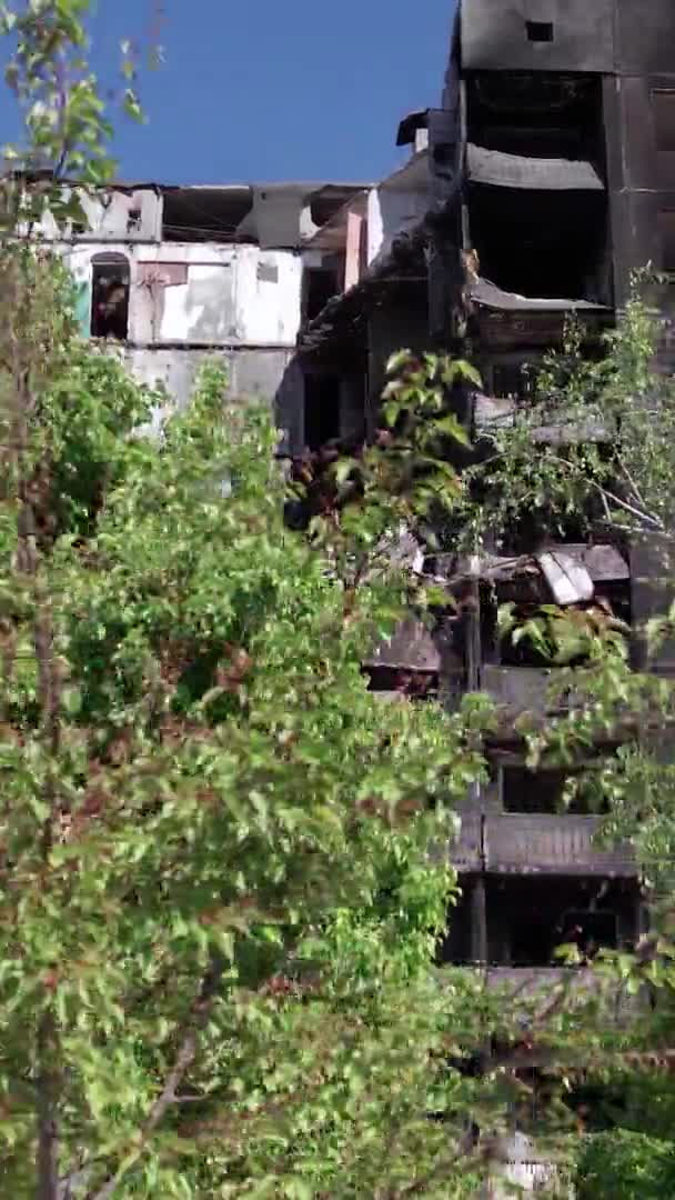 Este Video Vertical Muestra Las Secuelas Guerra Ucrania Edificio Residencial — Vídeos de Stock