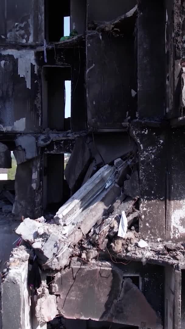 Denne Loddrette Videoen Viser Ettervirkningene Krigen Ukraina Ødelagt Boligbygning Borodyanka – stockvideo