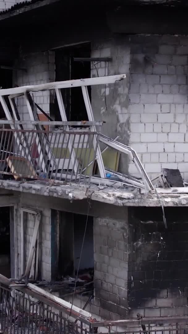 Este Vídeo Vertical Mostra Consequências Guerra Ucrânia Edifício Residencial Destruído — Vídeo de Stock