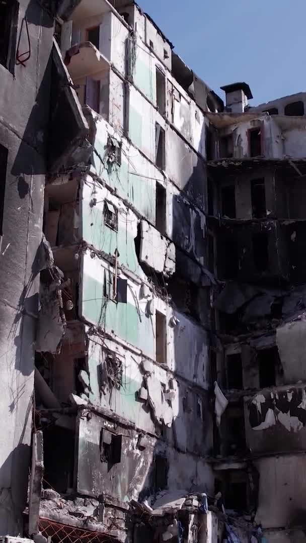 Este Video Vertical Muestra Las Secuelas Guerra Ucrania Edificio Residencial — Vídeos de Stock