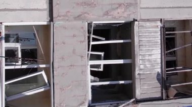 Bu borsa dikey videosu Ukrayna 'daki savaş sonrasını gösteriyor. Borodyanka' da yıkılan bir yerleşim yeri.