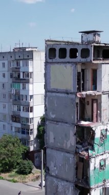 Bu borsa dikey videosu Ukrayna 'daki savaş sonrasını gösteriyor. Borodyanka' da yıkılan bir yerleşim yeri.