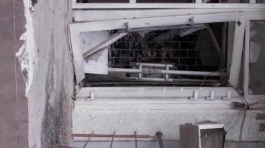 Bu borsa dikey videosu Ukrayna 'daki savaş sonrasını gösteriyor. Borodyanka' da yıkılan bir yerleşim yeri.