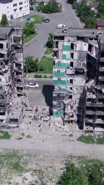 Bu borsa dikey videosu Ukrayna 'daki savaş sonrasını gösteriyor. Borodyanka' da yıkılan bir yerleşim yeri.