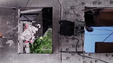 Bu borsa dikey videosu Ukrayna 'daki savaş sonrasını gösteriyor. Borodyanka' da yıkılan bir yerleşim yeri.