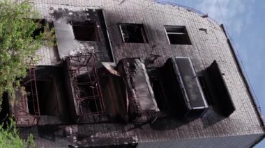 Bu borsa dikey videosu Ukrayna 'daki savaş sonrasını gösteriyor. Borodyanka' da yıkılan bir yerleşim yeri.