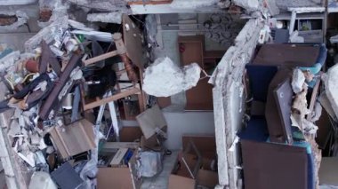 Bu borsa dikey videosu Ukrayna 'daki savaş sonrasını gösteriyor. Borodyanka' da yıkılan bir yerleşim yeri.