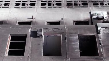 Bu borsa dikey videosu Ukrayna 'daki savaş sonrasını gösteriyor. Borodyanka' da yıkılan bir yerleşim yeri.