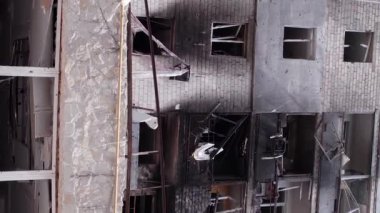 Bu borsa dikey videosu Ukrayna 'daki savaş sonrasını gösteriyor. Borodyanka' da yıkılan bir yerleşim yeri.