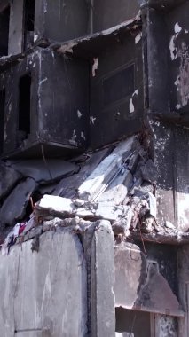 Bu borsa dikey videosu Ukrayna 'daki savaş sonrasını gösteriyor. Borodyanka' da yıkılan bir yerleşim yeri.