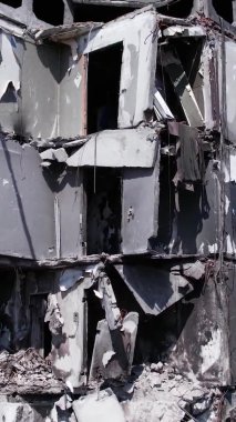 Bu borsa dikey videosu Ukrayna 'daki savaş sonrasını gösteriyor. Borodyanka' da yıkılan bir yerleşim yeri.