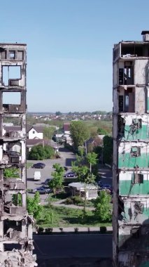 Bu borsa dikey videosu Ukrayna 'daki savaş sonrasını gösteriyor. Borodyanka' da yıkılan bir yerleşim yeri.