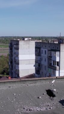 Bu borsa dikey videosu Ukrayna 'daki savaş sonrasını gösteriyor. Borodyanka' da yıkılan bir yerleşim yeri.