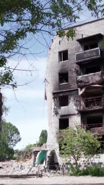 Bu borsa dikey videosu Ukrayna 'daki savaş sonrasını gösteriyor. Borodyanka' da yıkılan bir yerleşim yeri.