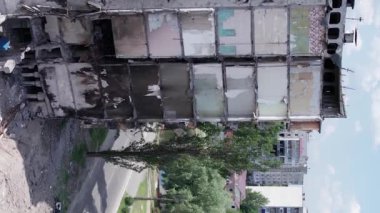 Bu borsa dikey videosu Ukrayna 'daki savaş sonrasını gösteriyor. Borodyanka' da yıkılan bir yerleşim yeri.