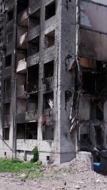 Bu borsa dikey videosu Ukrayna 'daki savaş sonrasını gösteriyor. Borodyanka' da yıkılan bir yerleşim yeri.