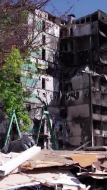 Bu borsa dikey videosu Ukrayna 'daki savaş sonrasını gösteriyor. Borodyanka' da yıkılan bir yerleşim yeri.