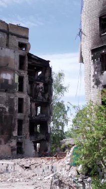 Bu borsa dikey videosu Ukrayna 'daki savaş sonrasını gösteriyor. Borodyanka' da yıkılan bir yerleşim yeri.