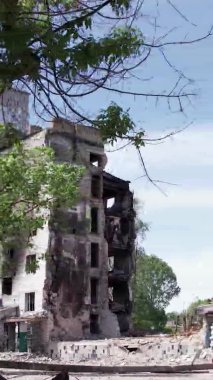 Bu borsa dikey videosu Ukrayna 'daki savaş sonrasını gösteriyor. Borodyanka' da yıkılan bir yerleşim yeri.