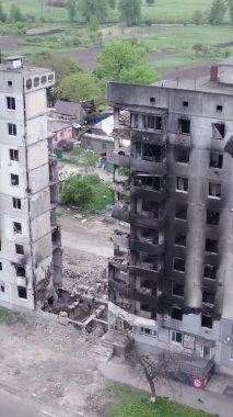 Bu borsa dikey videosu Ukrayna 'daki savaş sonrasını gösteriyor. Borodyanka' da yıkılan bir yerleşim yeri.