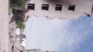 Bu borsa dikey videosu Ukrayna 'daki savaş sonrasını gösteriyor. Borodyanka' da yıkılan bir yerleşim yeri.